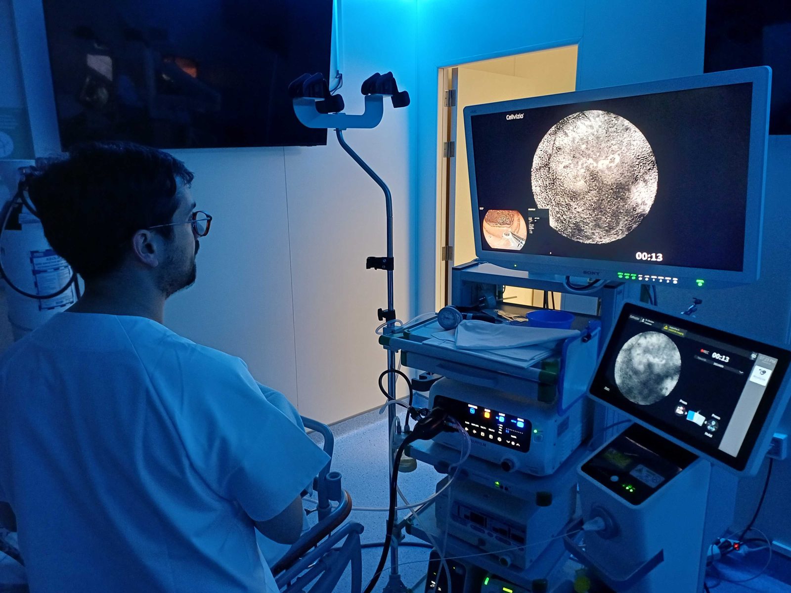 Un especialista observa en pantalla la imagen en directo de la mucosa intestinal durante una prueba CellTolerance