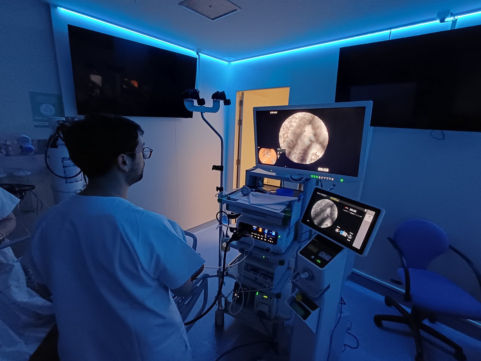 La sala de endoscopia de Teknon durante una prueba CellTolerance, con la imagen de endomicroscopía en directo en la pantalla principal